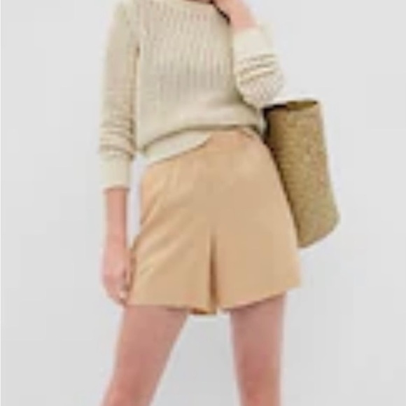 GAP Pants - GAP floral pleated elasticized shorts, size M